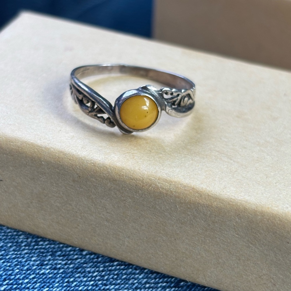 Elegant Silver and Yellow Stone Ring